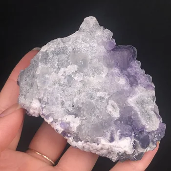 Grynas natūralus melsvai violetinės spalvos fluorito kristalas mineralinių pavyzdys reiki healing meditacija